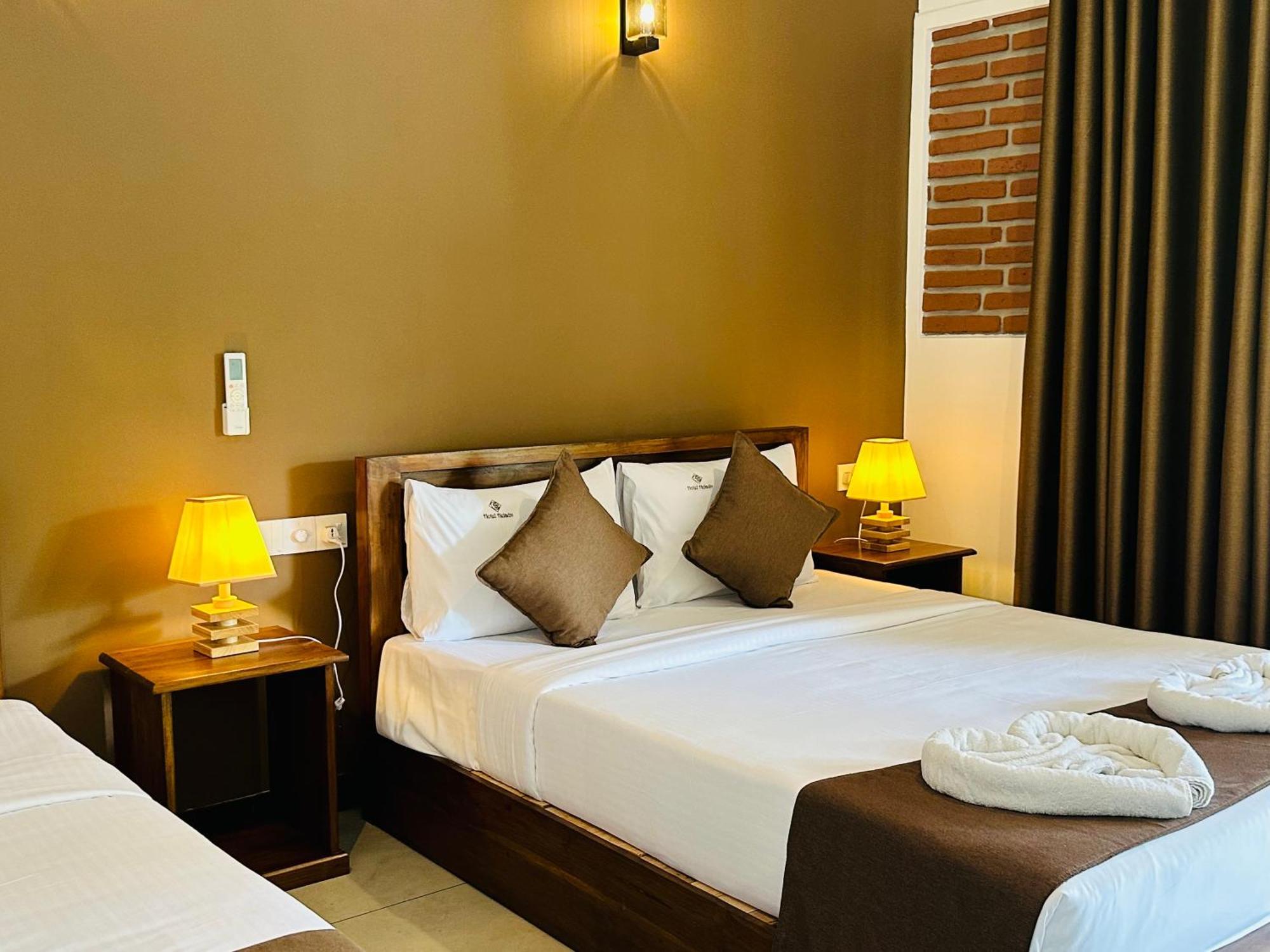 Hotel Heladiv أنرادابورام المظهر الخارجي الصورة