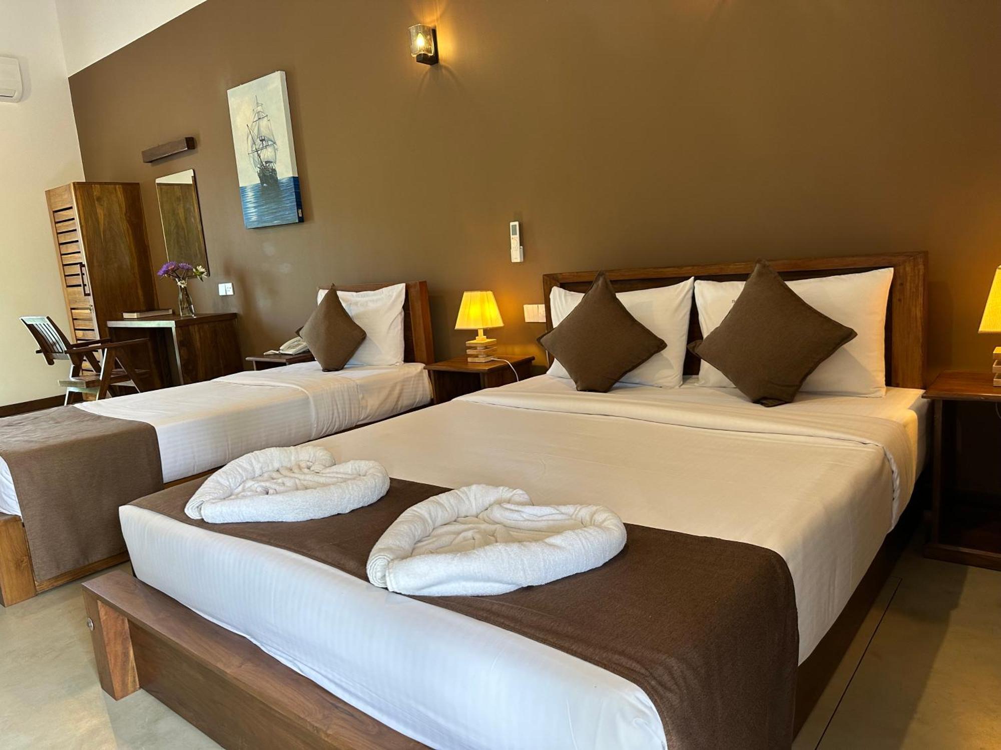 Hotel Heladiv أنرادابورام المظهر الخارجي الصورة