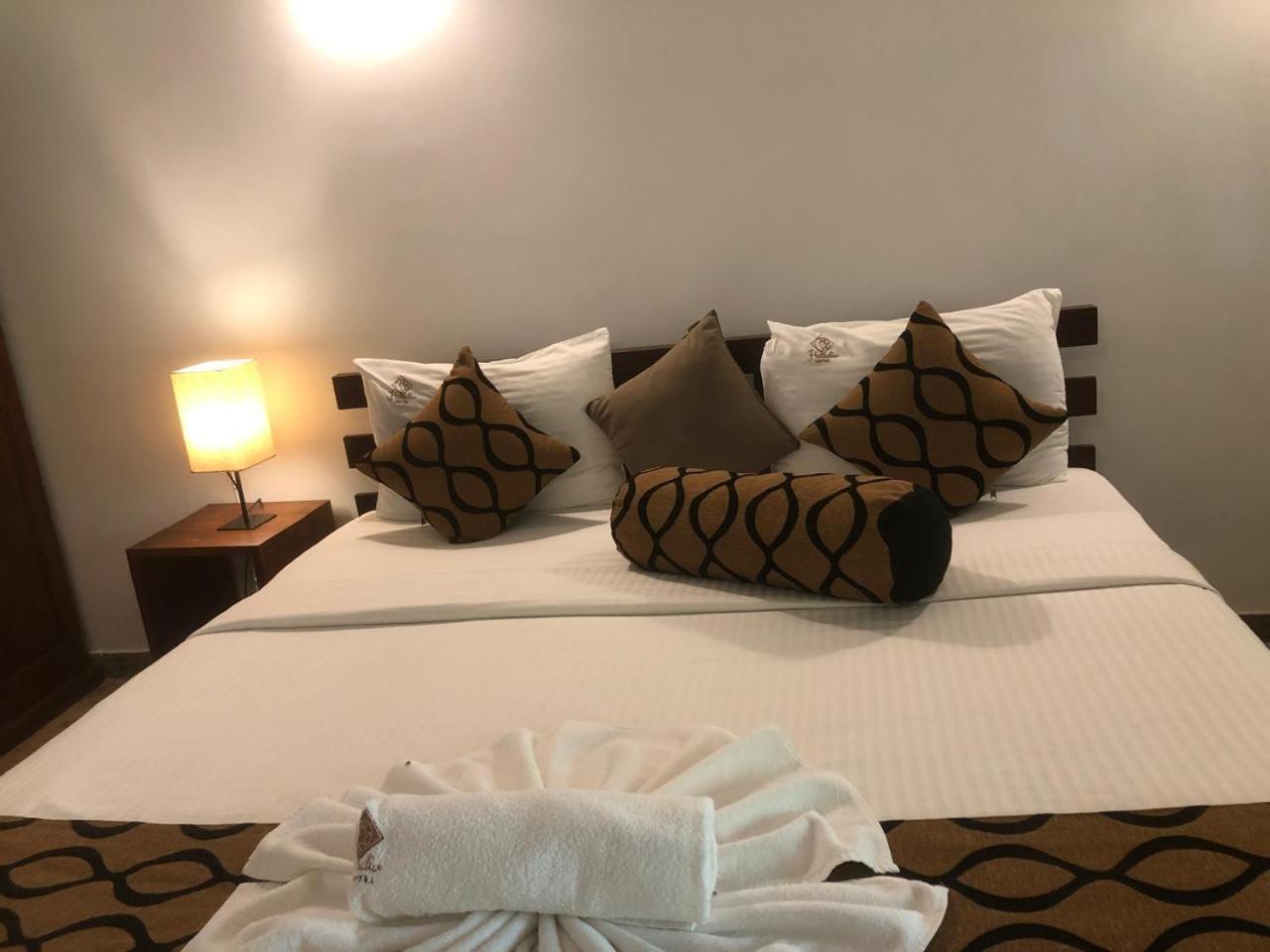 Hotel Heladiv أنرادابورام المظهر الخارجي الصورة